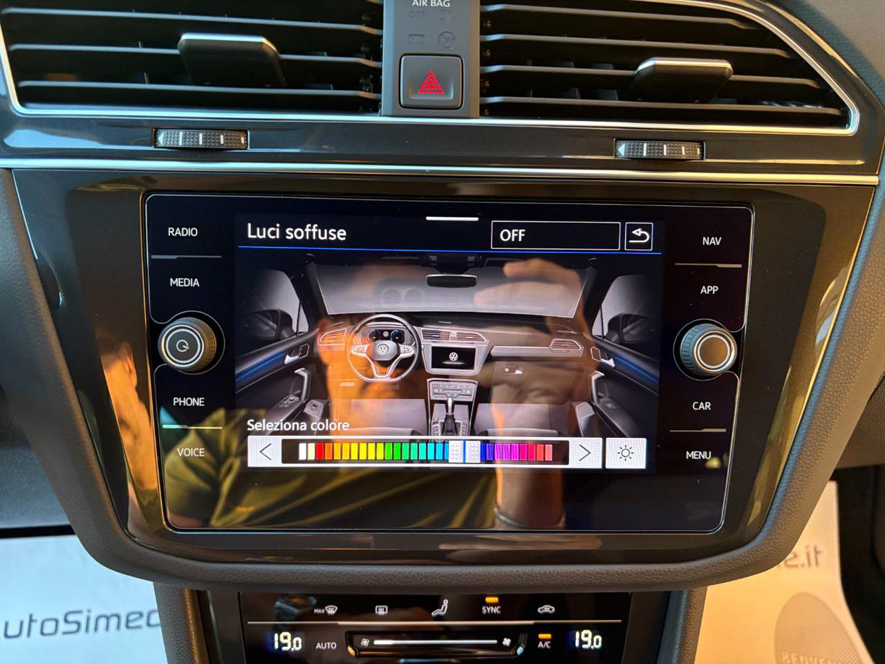 VOLKSWAGEN Tiguan 2.0 TDI 150 CV SCR DSG R-Line LUCI AMBIENTE - 17