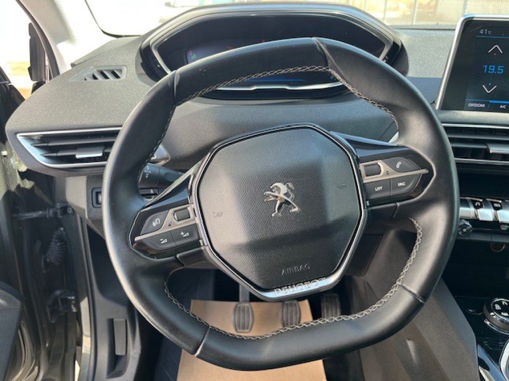 PEUGEOT 3008 BlueHDi 120 S&S Allure - 11