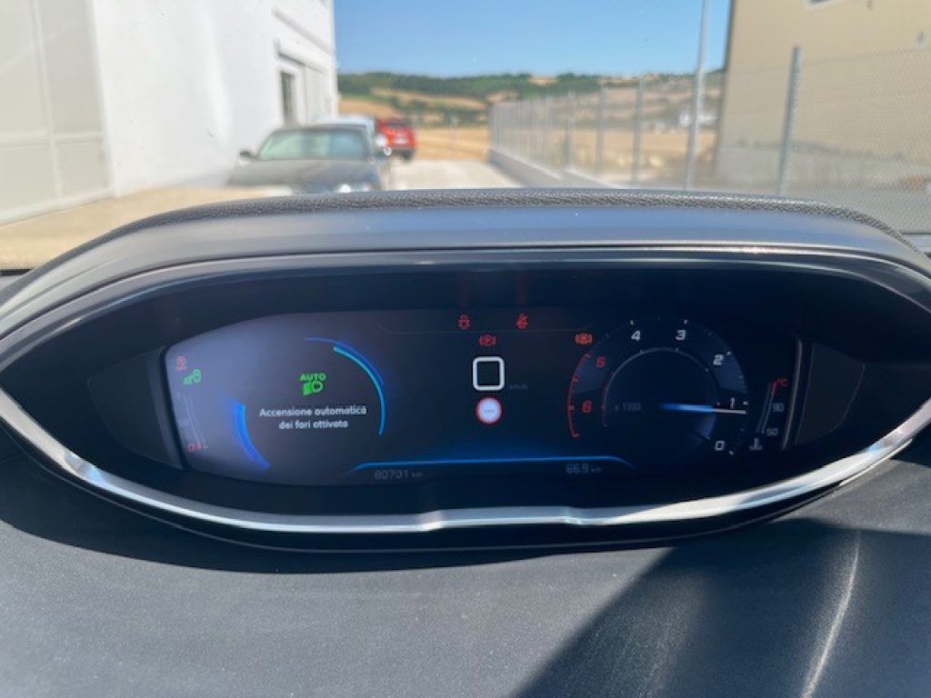PEUGEOT 3008 BlueHDi 120 S&S Allure - 12