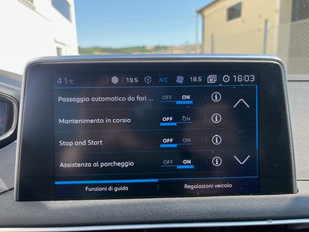 PEUGEOT 3008 BlueHDi 120 S&S Allure - 17