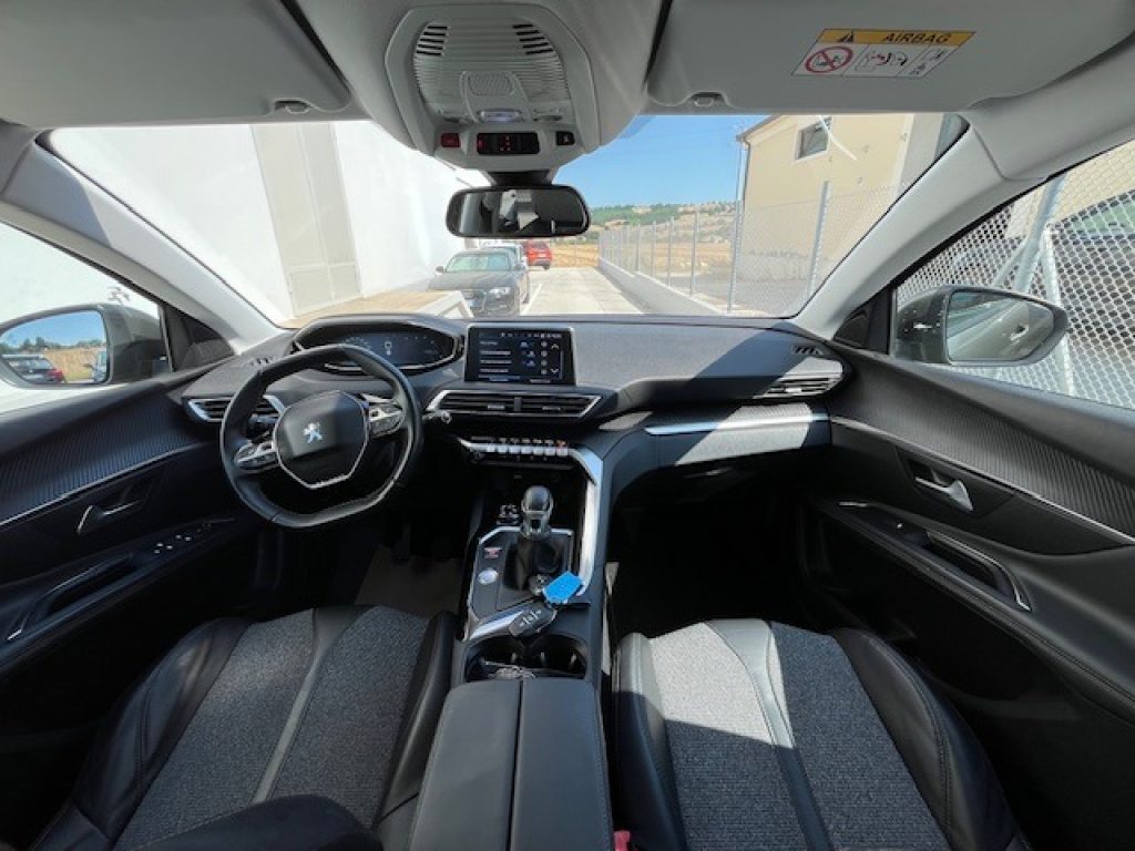 PEUGEOT 3008 BlueHDi 120 S&S Allure - 28
