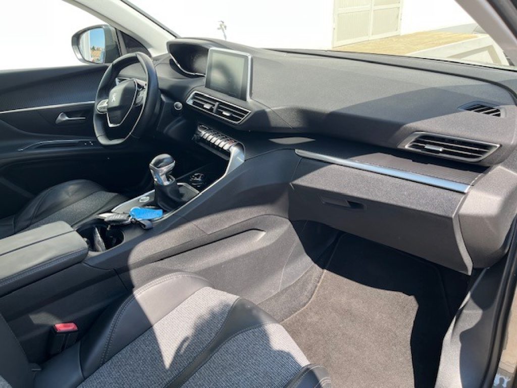 PEUGEOT 3008 BlueHDi 120 S&S Allure - 32