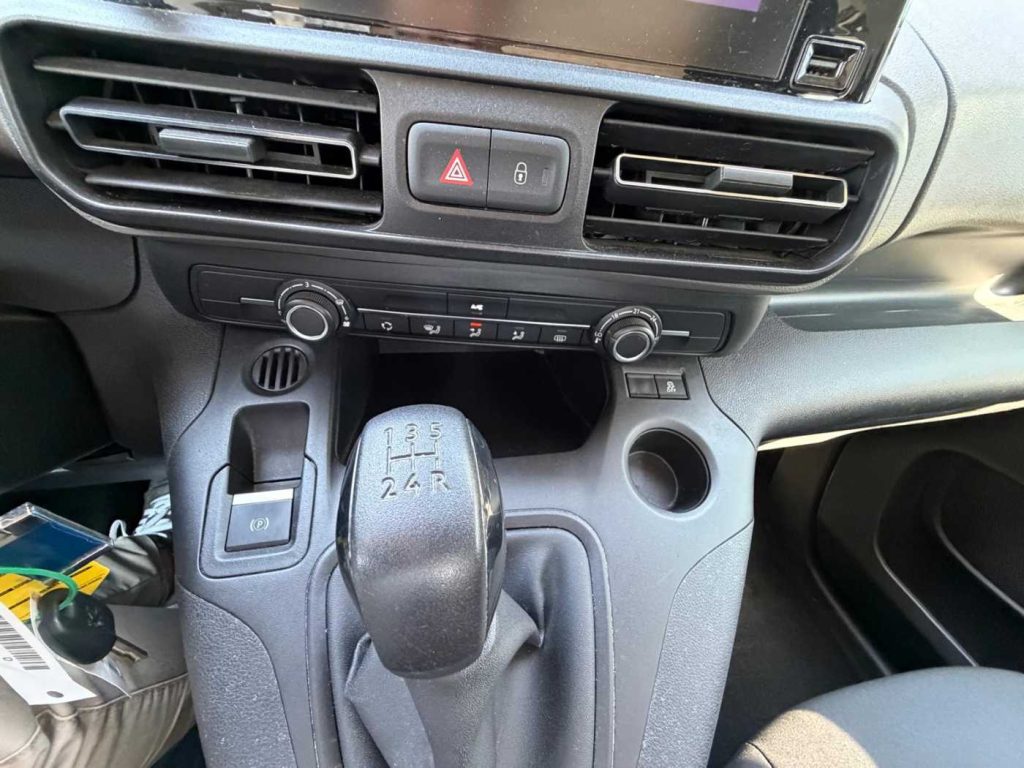 PEUGEOT Rifter BlueHDi 100 Allure Standard - 17