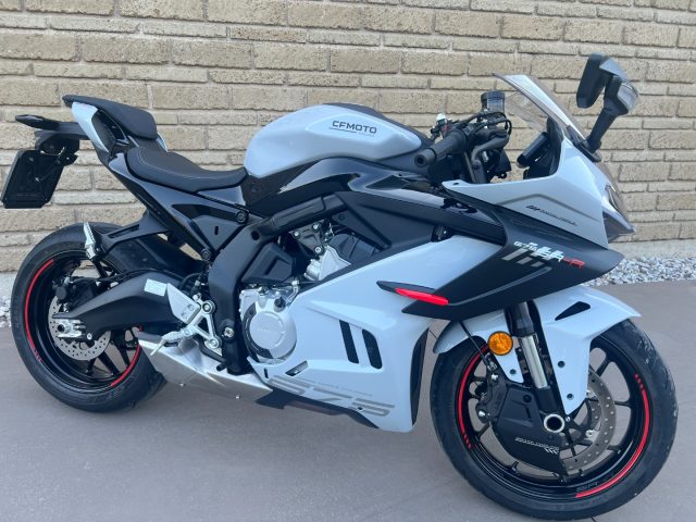 CF MOTO 675SR-R Bianco pastello