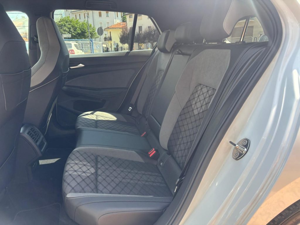 VOLKSWAGEN Golf 2.0 TDI R-Line 150 CV DSG - 11