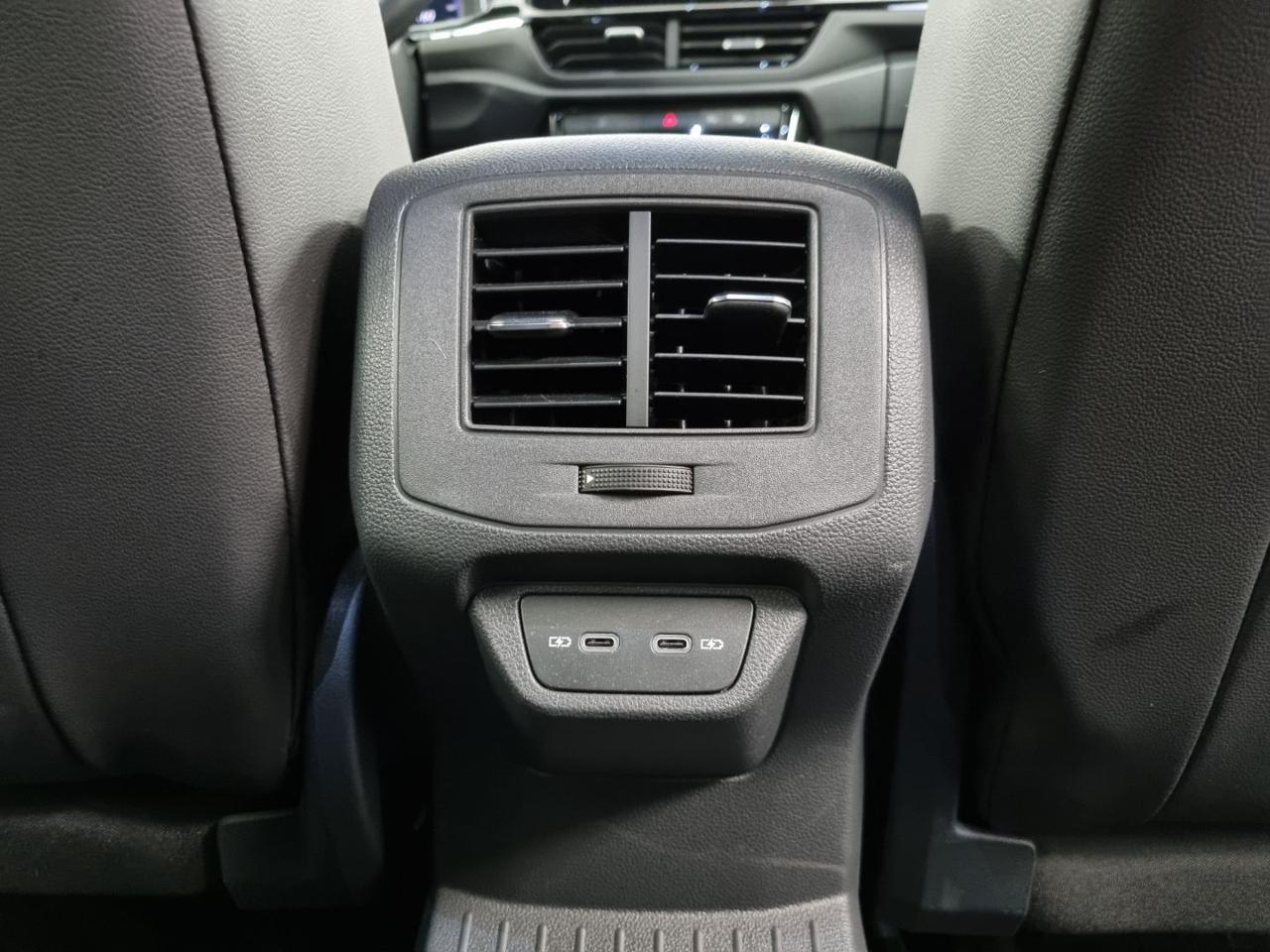 VOLKSWAGEN T-Roc 1.5 TSI ACT DSG R-Line - 28