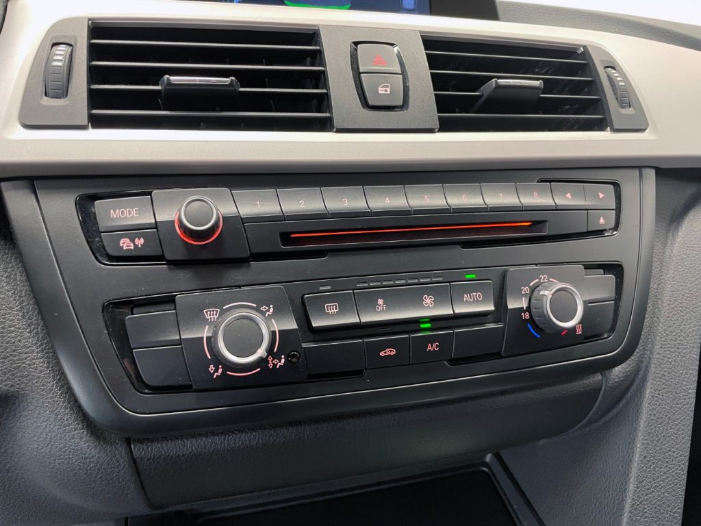 BMW 318 D TOURING BUSINESS AUTO - 26