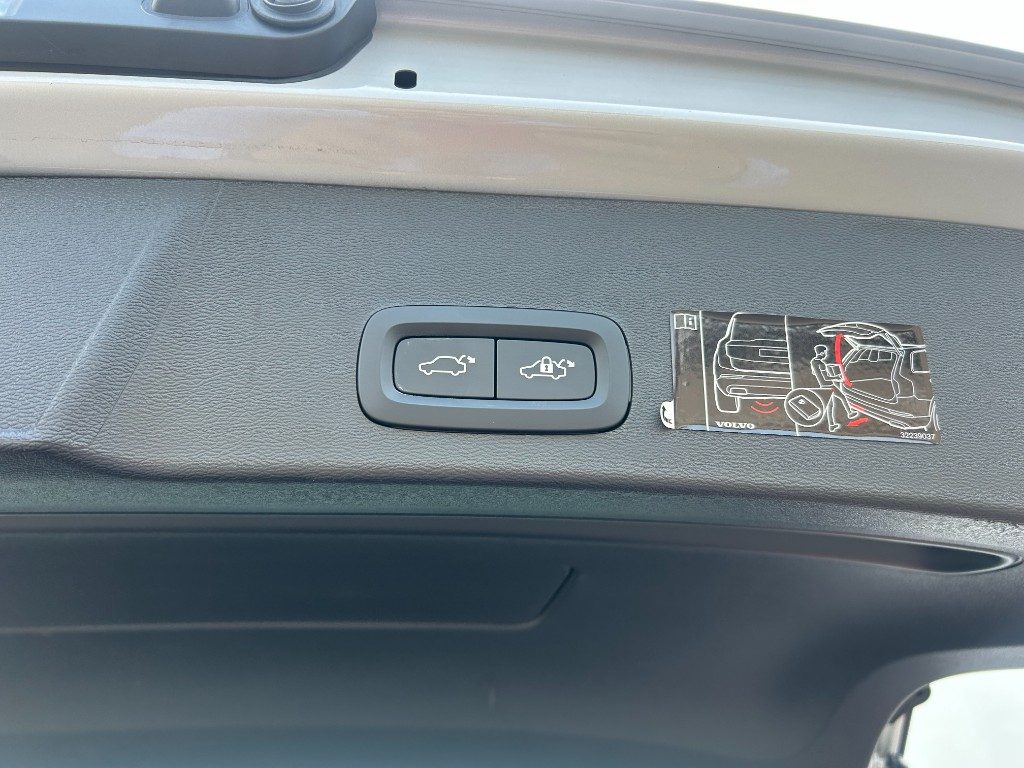 VOLVO XC40 T3 Geartronic Momentum Pro - Grid Foto 16