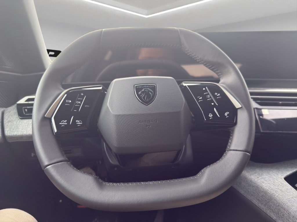 PEUGEOT 3008 Hybrid 145 e-DCS6 Allure - 10