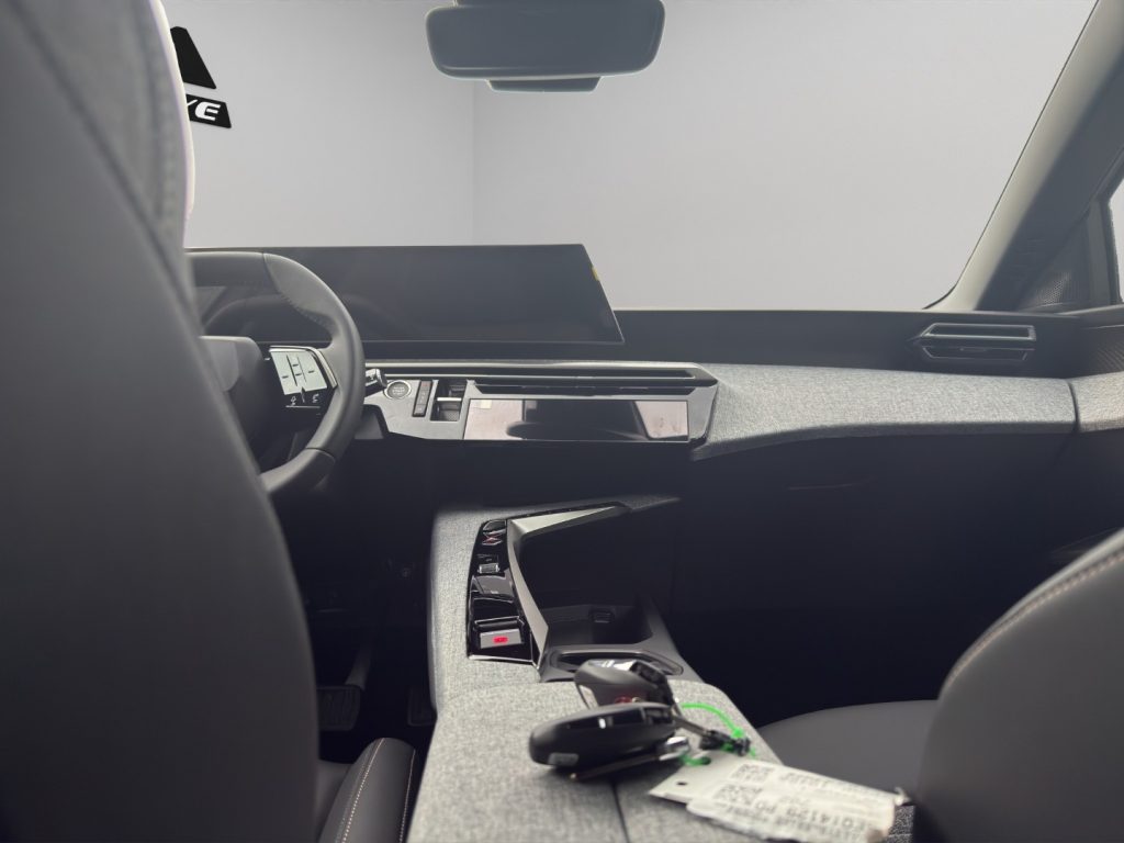 PEUGEOT 3008 Hybrid 145 e-DCS6 Allure - 14