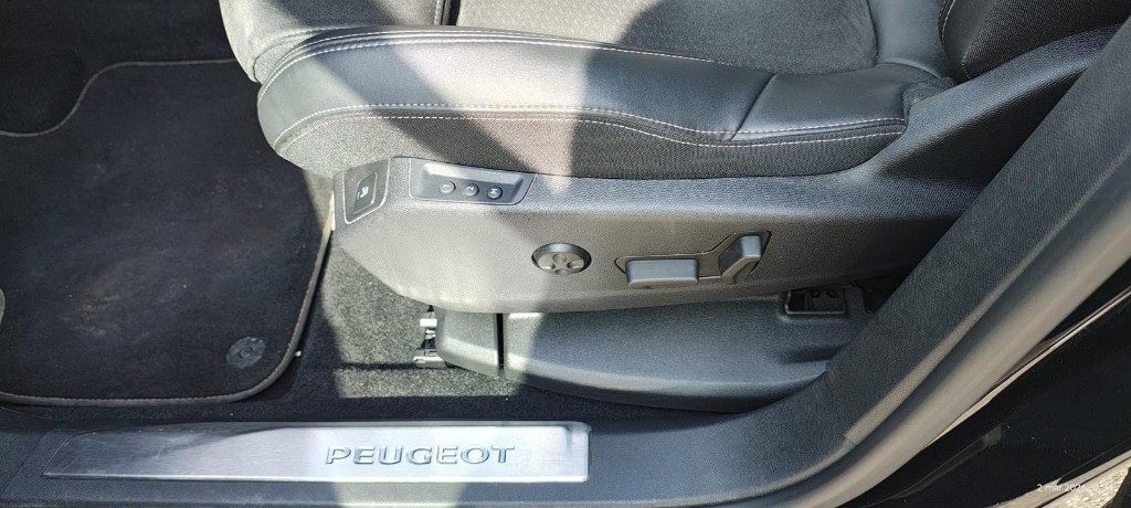 PEUGEOT 3008 BlueHDi 130 S&S EAT8 GT - 17