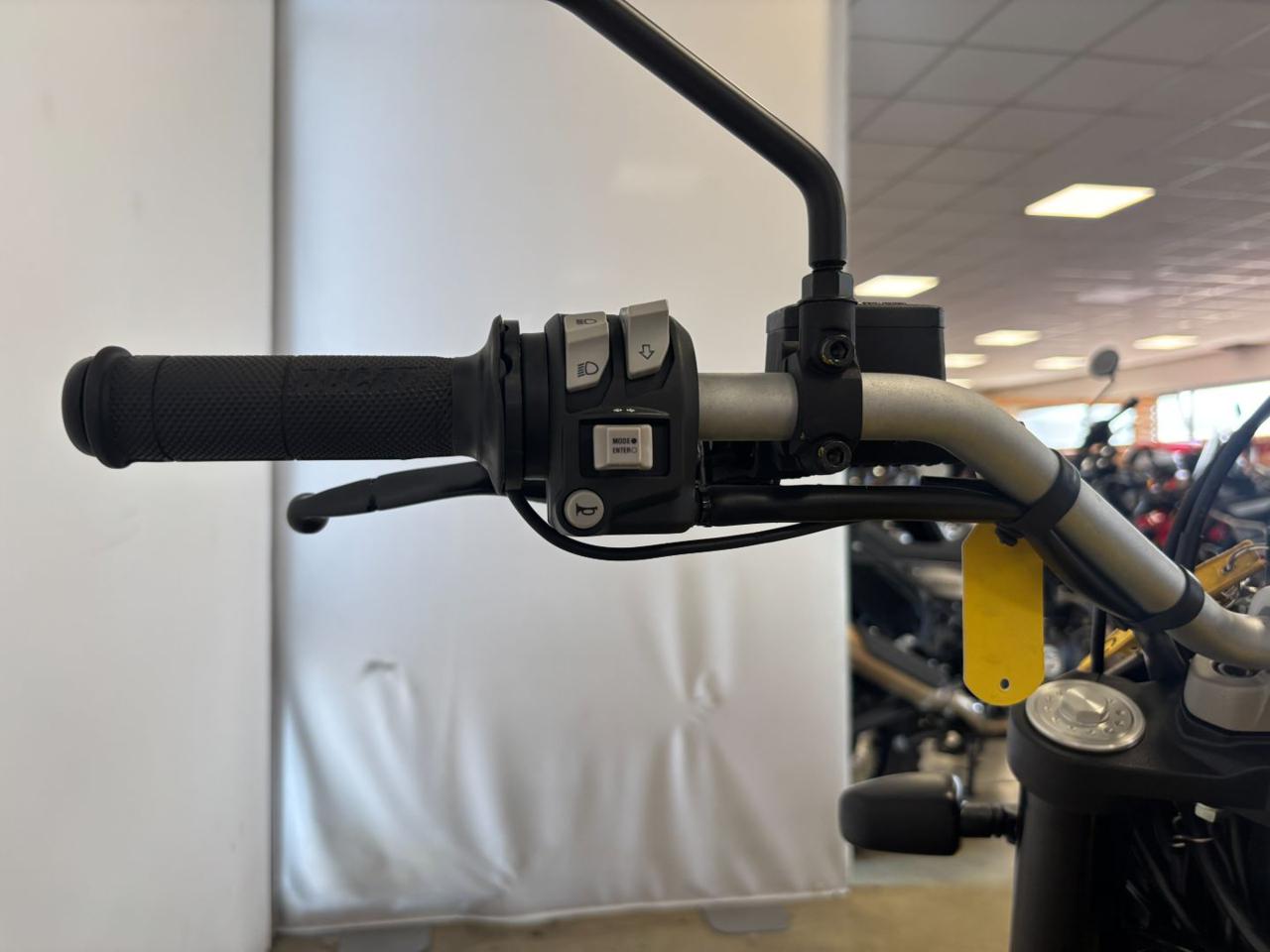 DUCATI Scrambler 800 ICON YELLOW - 12