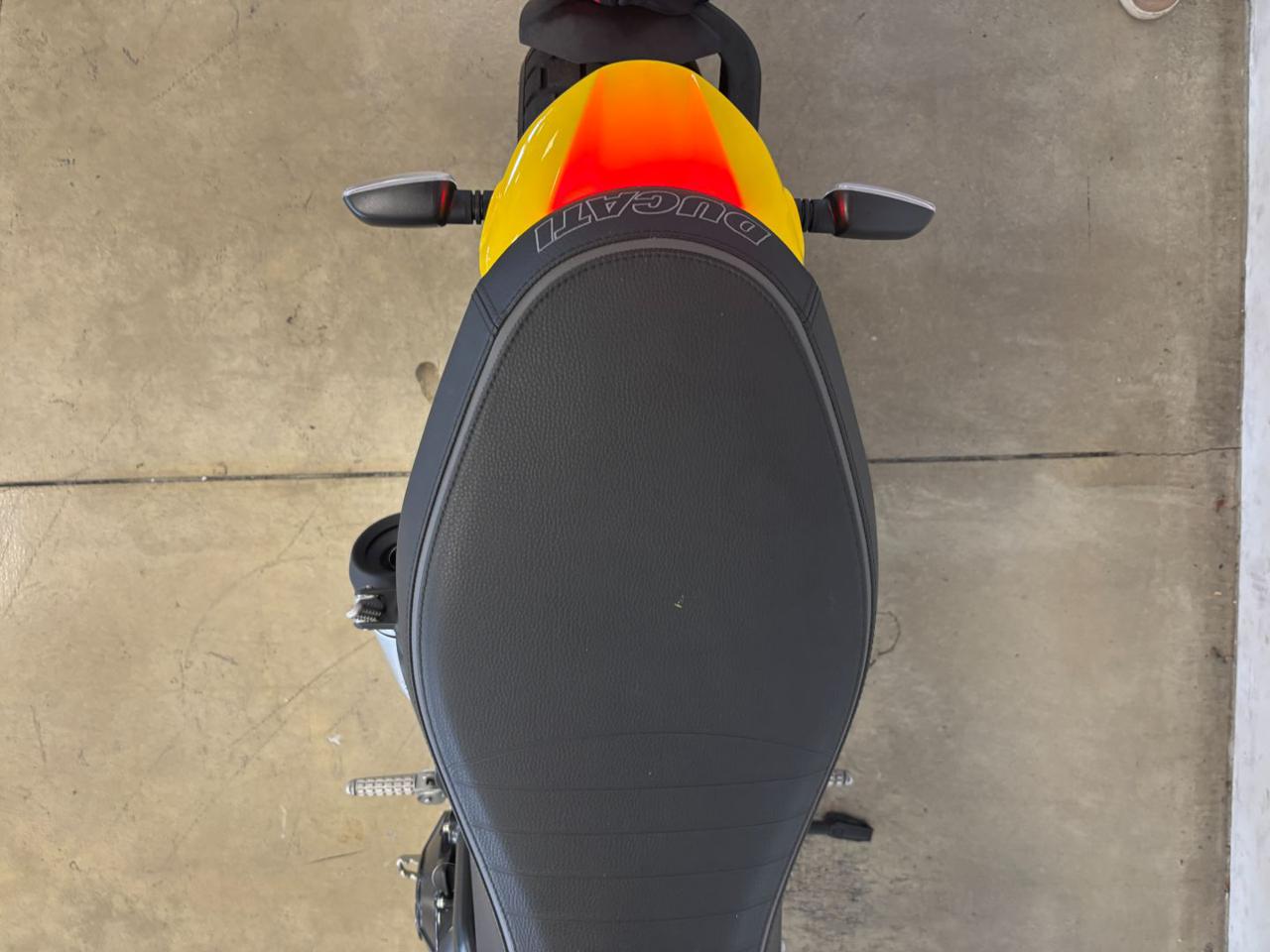 DUCATI Scrambler 800 ICON YELLOW - 9