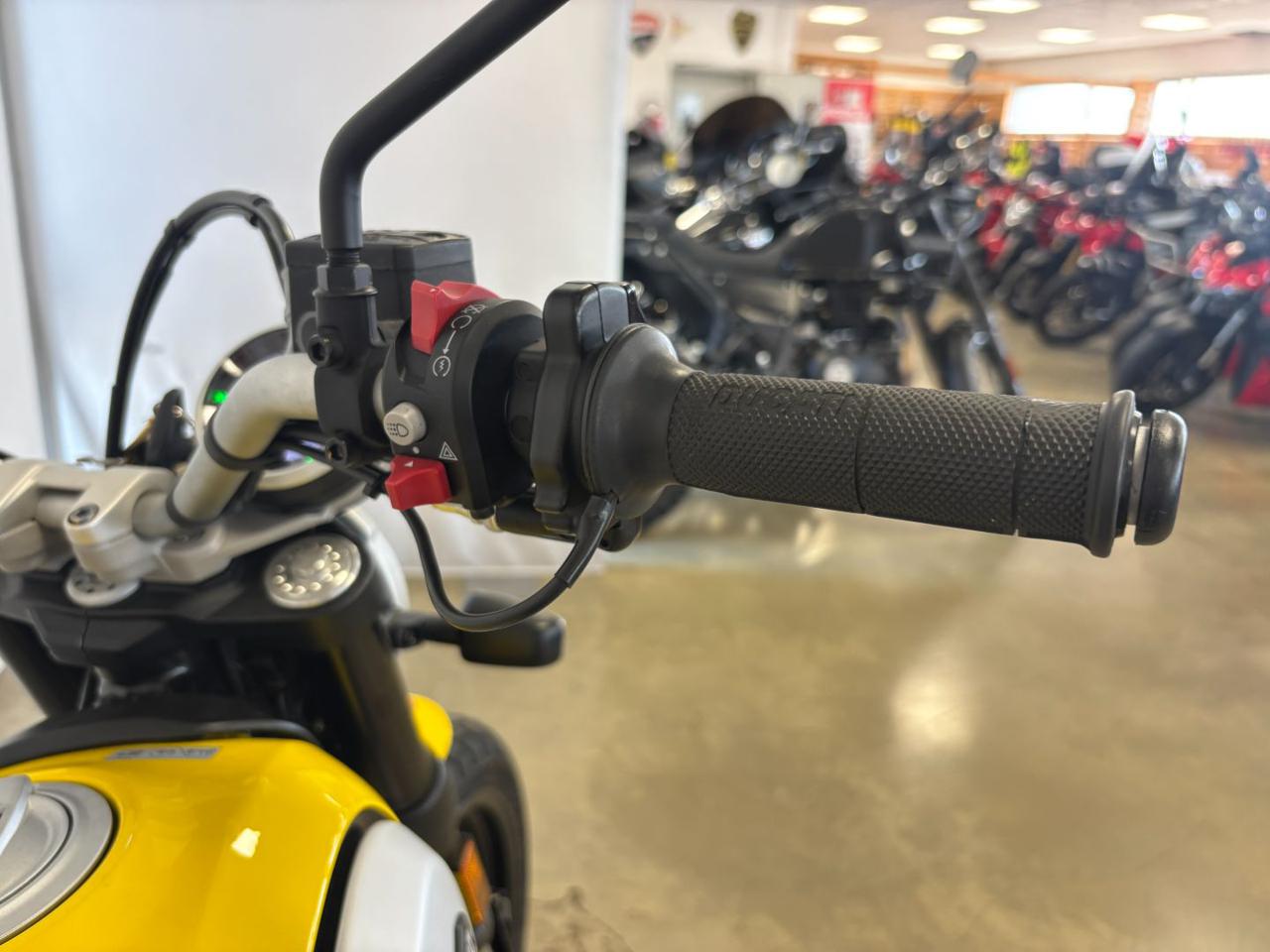DUCATI Scrambler 800 ICON YELLOW - 13