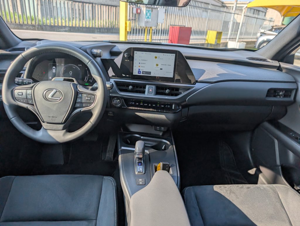 LEXUS UX 300h Urban - 25