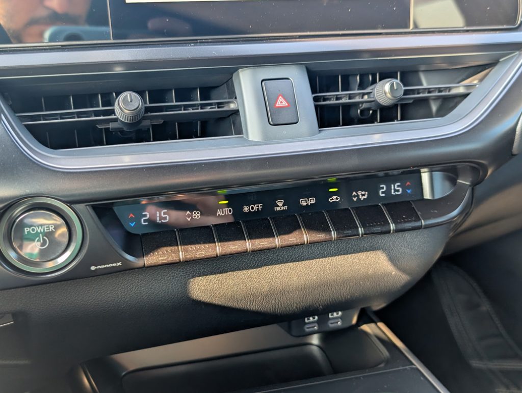 LEXUS UX 300h Urban - 30