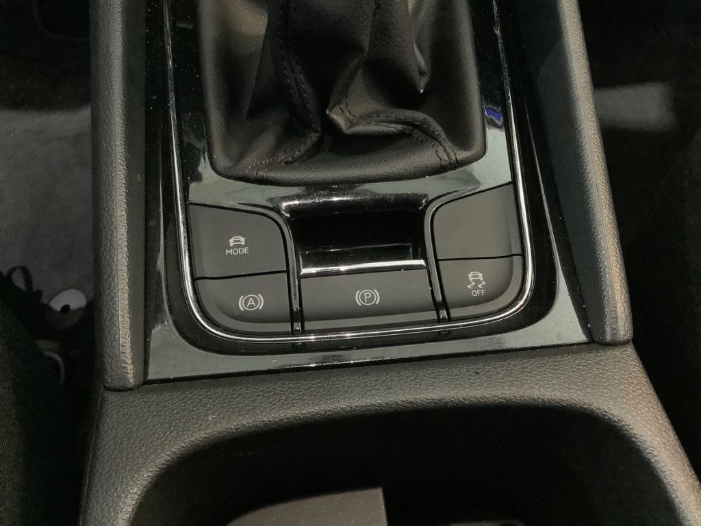 SKODA Karoq 1.6 TDI SCR Executive - 23