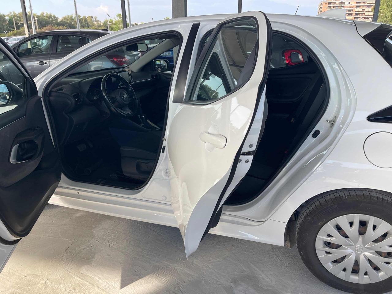TOYOTA Yaris 1.5 Hybrid 5 porte Business Automatica - 3