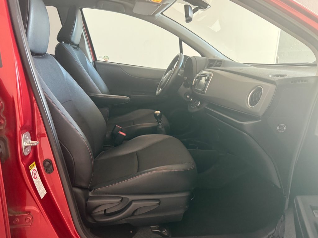 TOYOTA Yaris 1.3 5 porte Active - 14