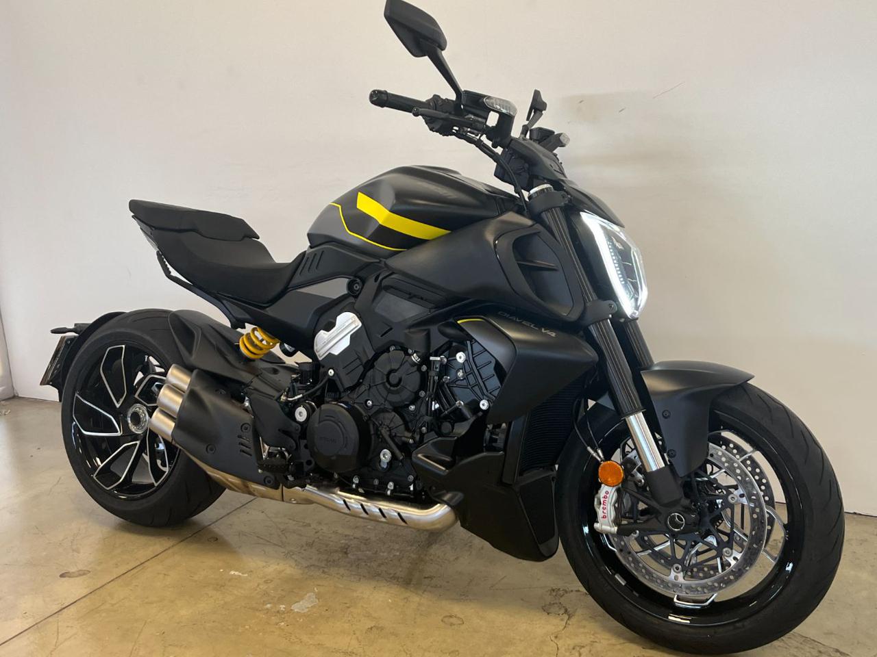 DUCATI Diavel V4 DARK STEALTH YELLOW 2026 - 2