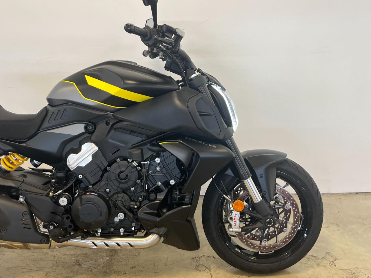 DUCATI Diavel V4 DARK STEALTH YELLOW 2026 - 5
