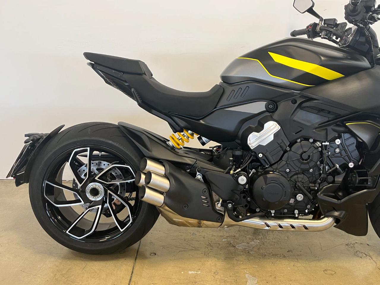DUCATI Diavel V4 DARK STEALTH YELLOW 2026 - 6