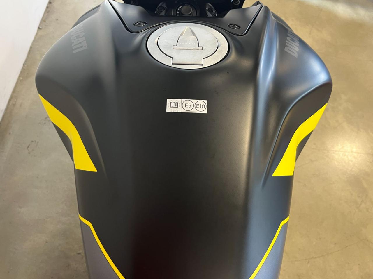 DUCATI Diavel V4 DARK STEALTH YELLOW 2026 - 10
