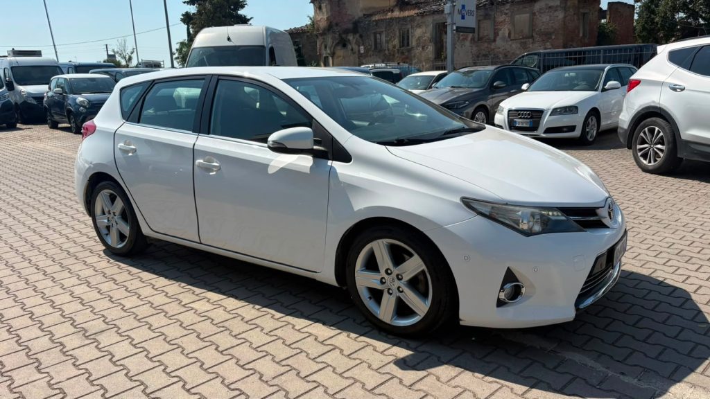 TOYOTA Auris 2.0 D-4D Lounge IDONEA NEOPATENTATI - 2
