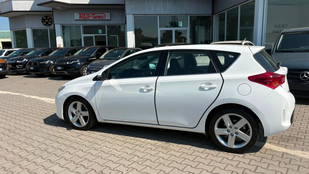 TOYOTA Auris 2.0 D-4D Lounge IDONEA NEOPATENTATI - 4