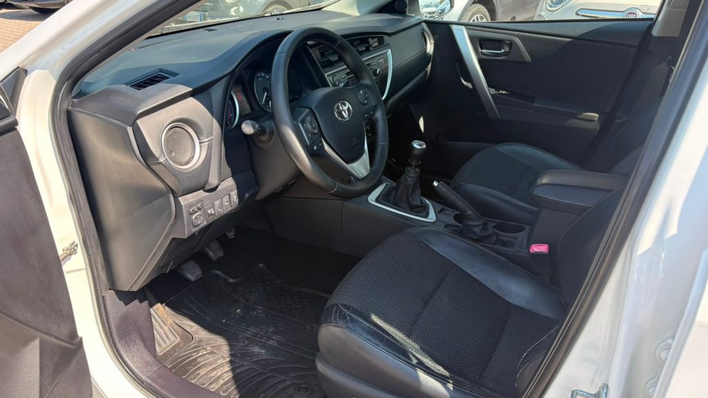 TOYOTA Auris 2.0 D-4D Lounge IDONEA NEOPATENTATI - 6