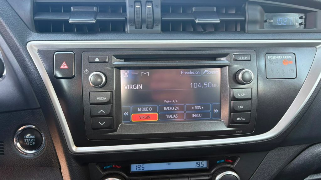 TOYOTA Auris 2.0 D-4D Lounge IDONEA NEOPATENTATI - 9