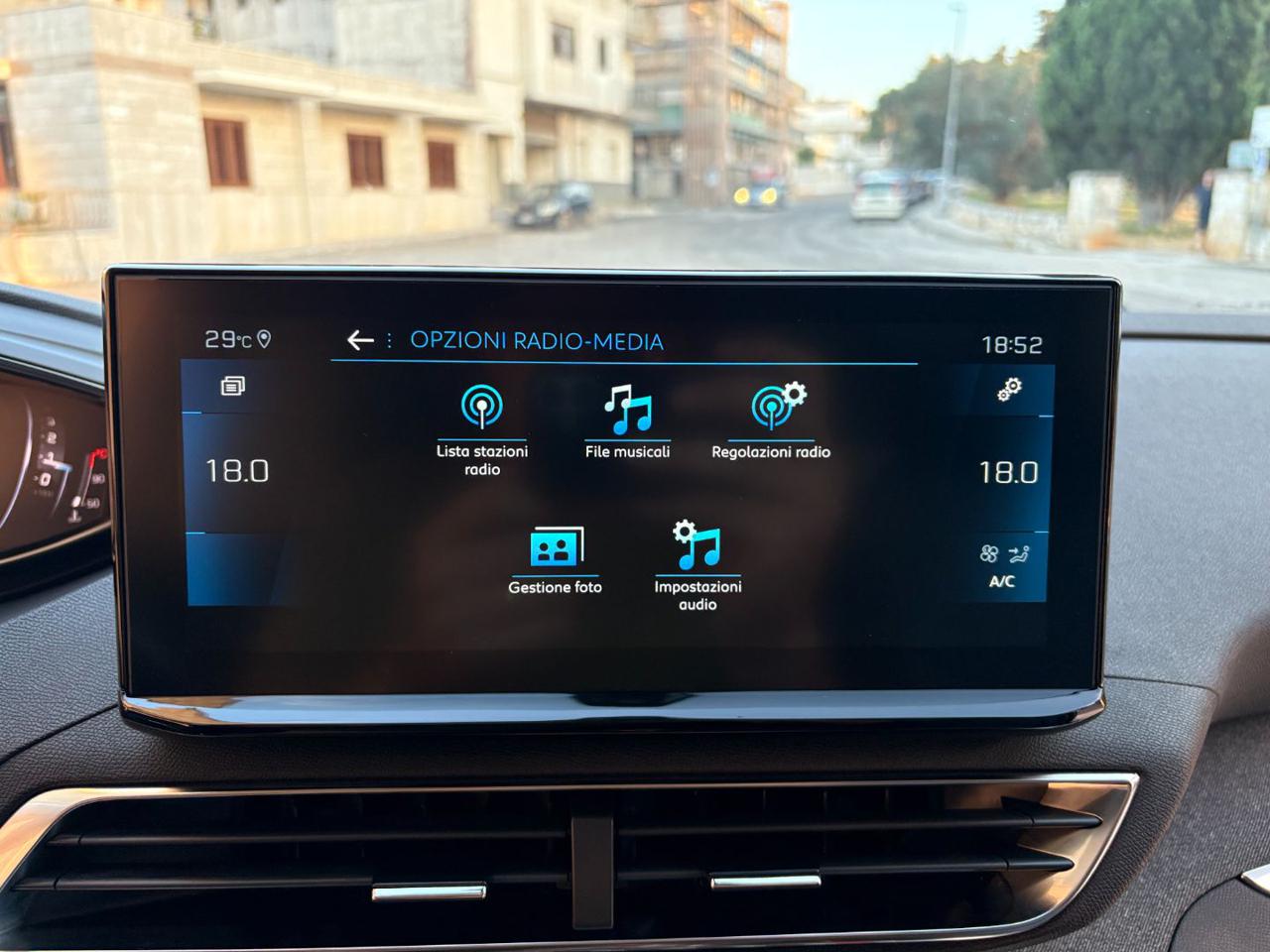 PEUGEOT 3008 1.5 BlueHDi 130 S&S EAT8 Allure Pack - 28