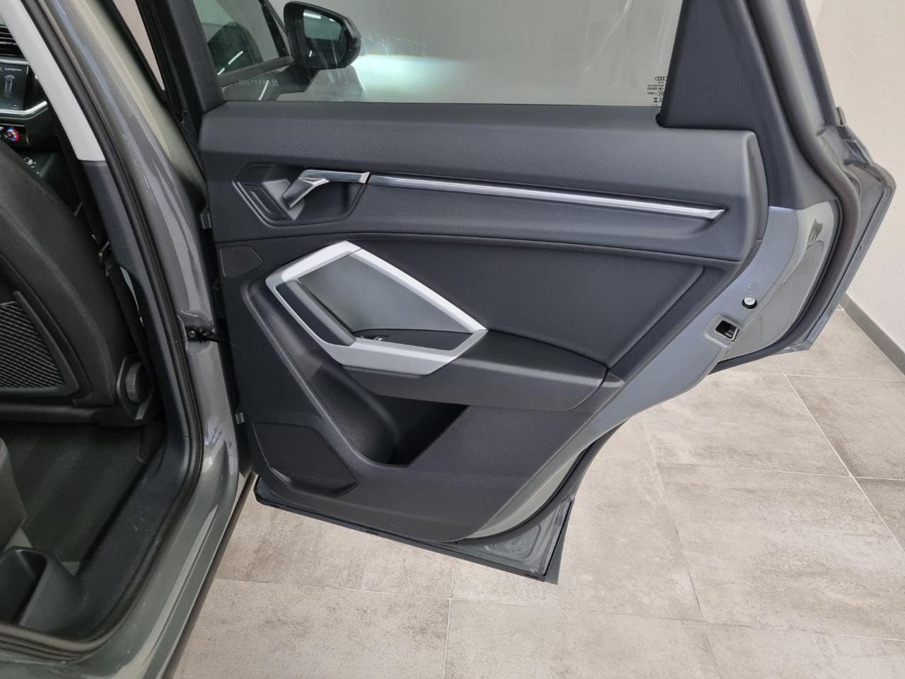 AUDI Q3 35 TFSI S tronic Business - 23