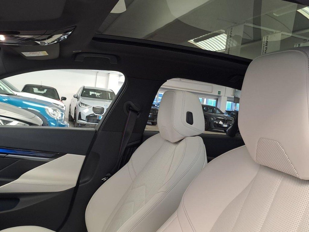 BMW i5 M60 Msport Pro + Tetto Panorama - 8
