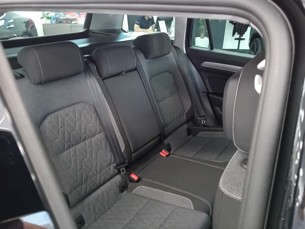 Clicca per ingrandire Passat Variant - 2.0 TDI SCR EVO DSG Business OFFERTA PROMO!!!