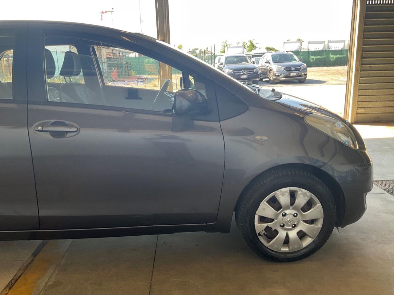 TOYOTA Yaris 1.0 5 porte - 4