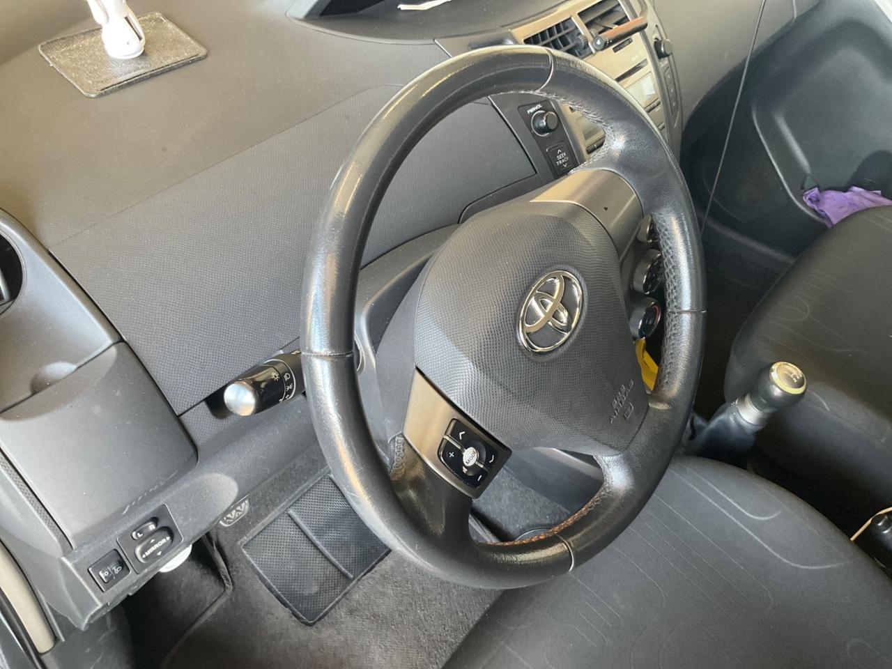 TOYOTA Yaris 1.0 5 porte - 9