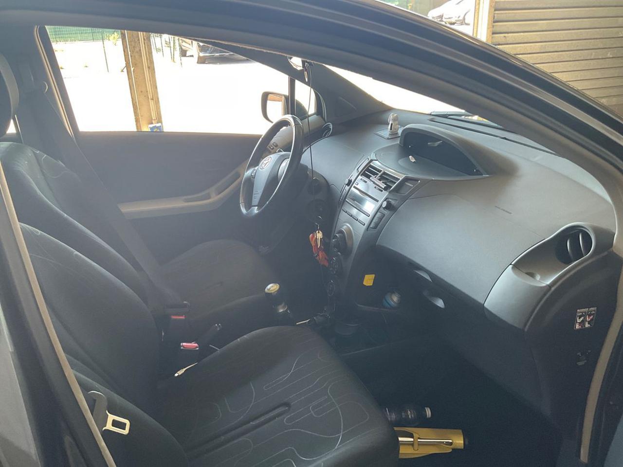 TOYOTA Yaris 1.0 5 porte - 10