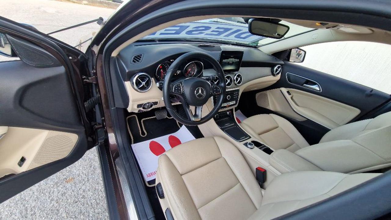 MERCEDES-BENZ GLA 180 d Automatic Premium - 7