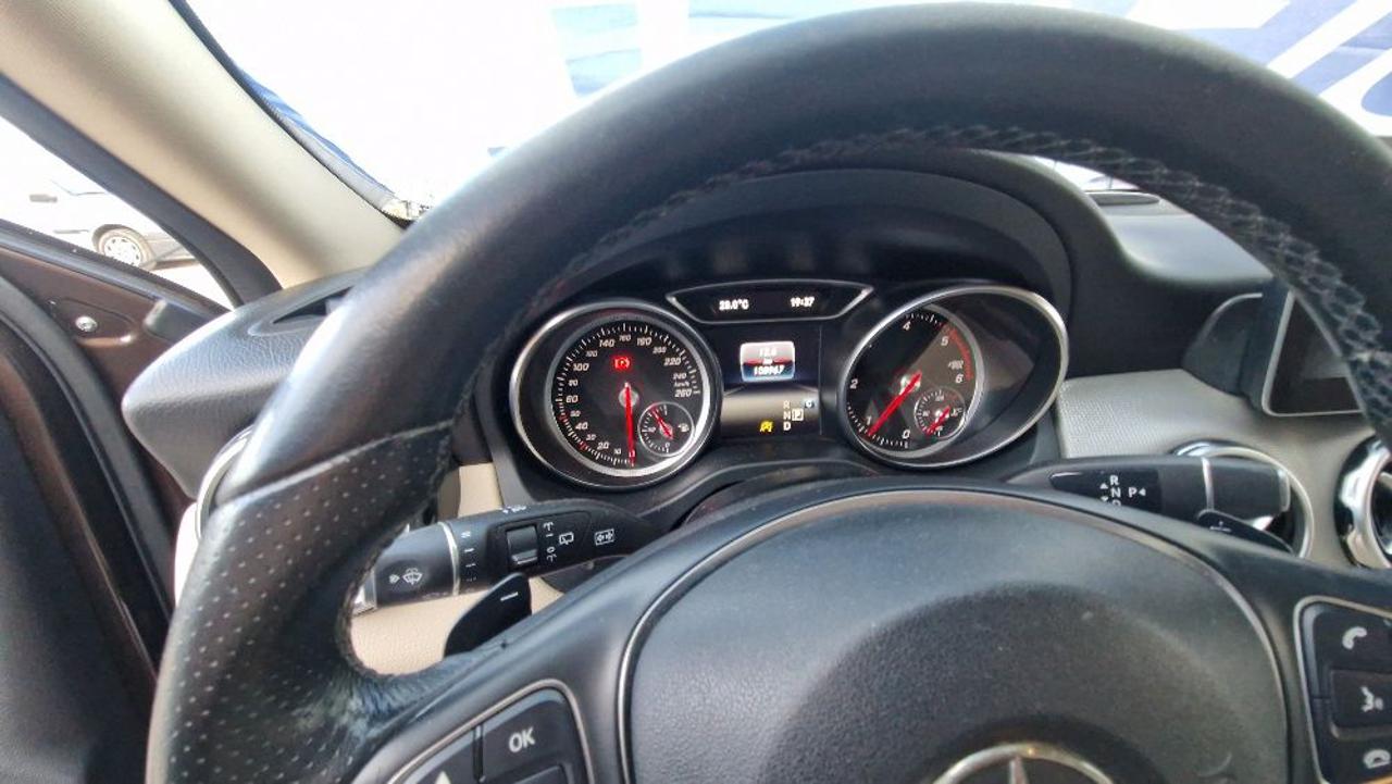 MERCEDES-BENZ GLA 180 d Automatic Premium - 16