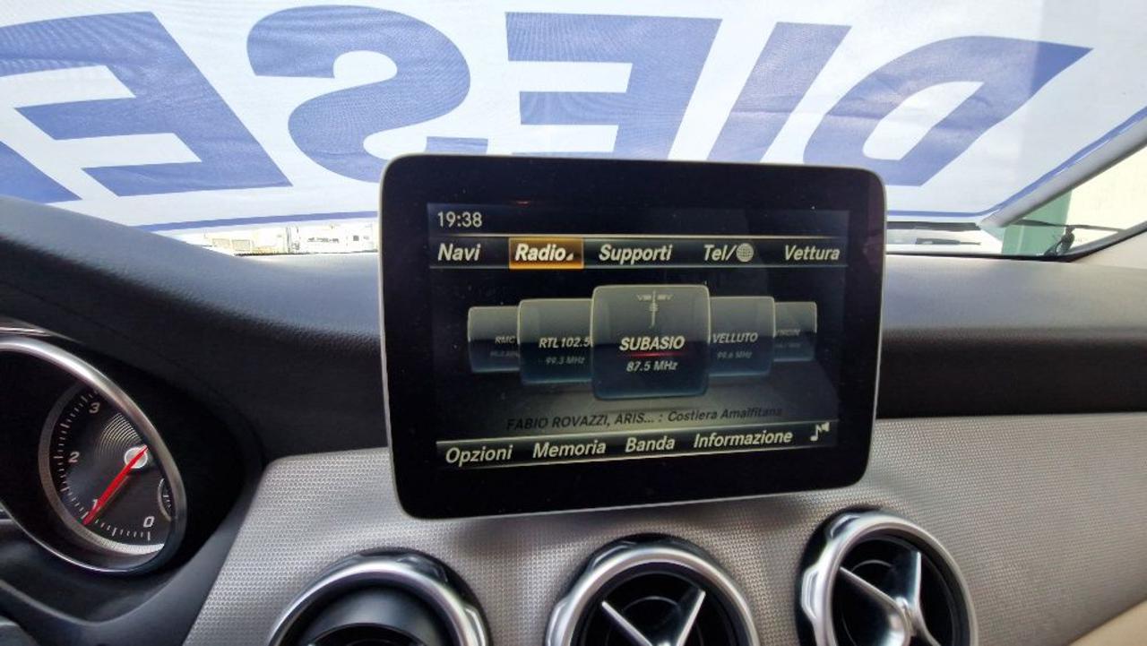 MERCEDES-BENZ GLA 180 d Automatic Premium - 19