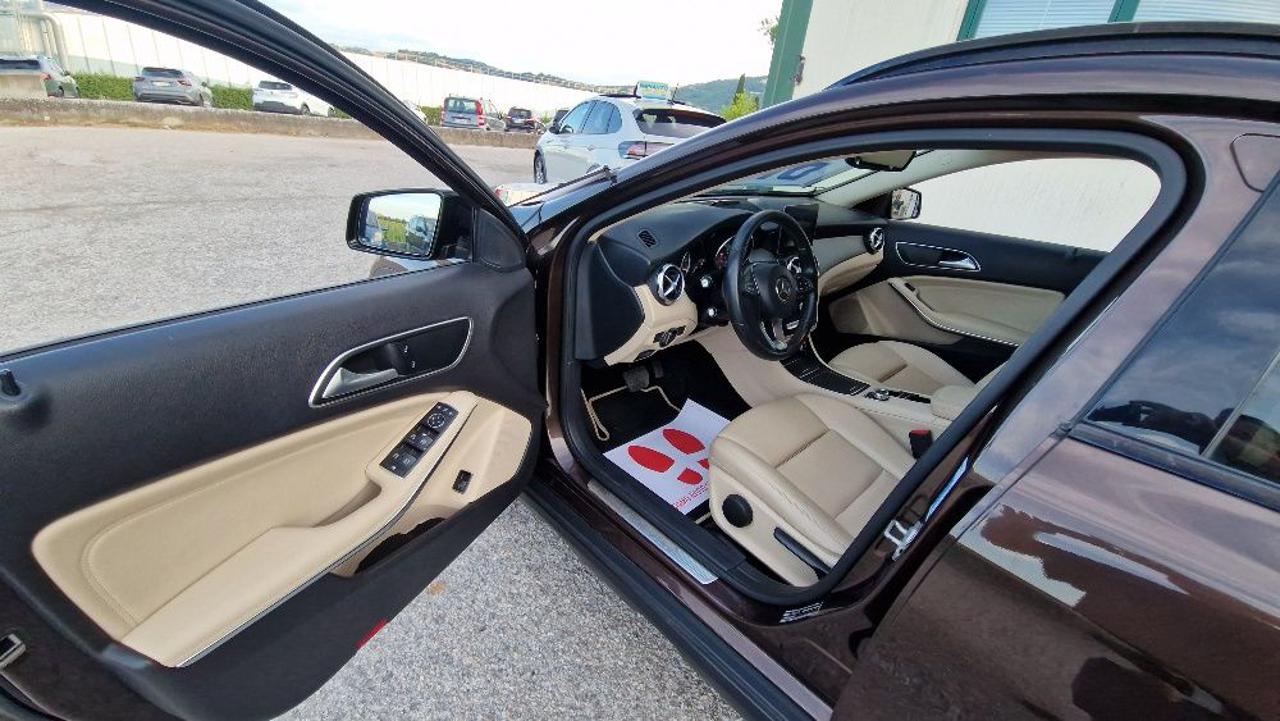 MERCEDES-BENZ GLA 180 d Automatic Premium - 6