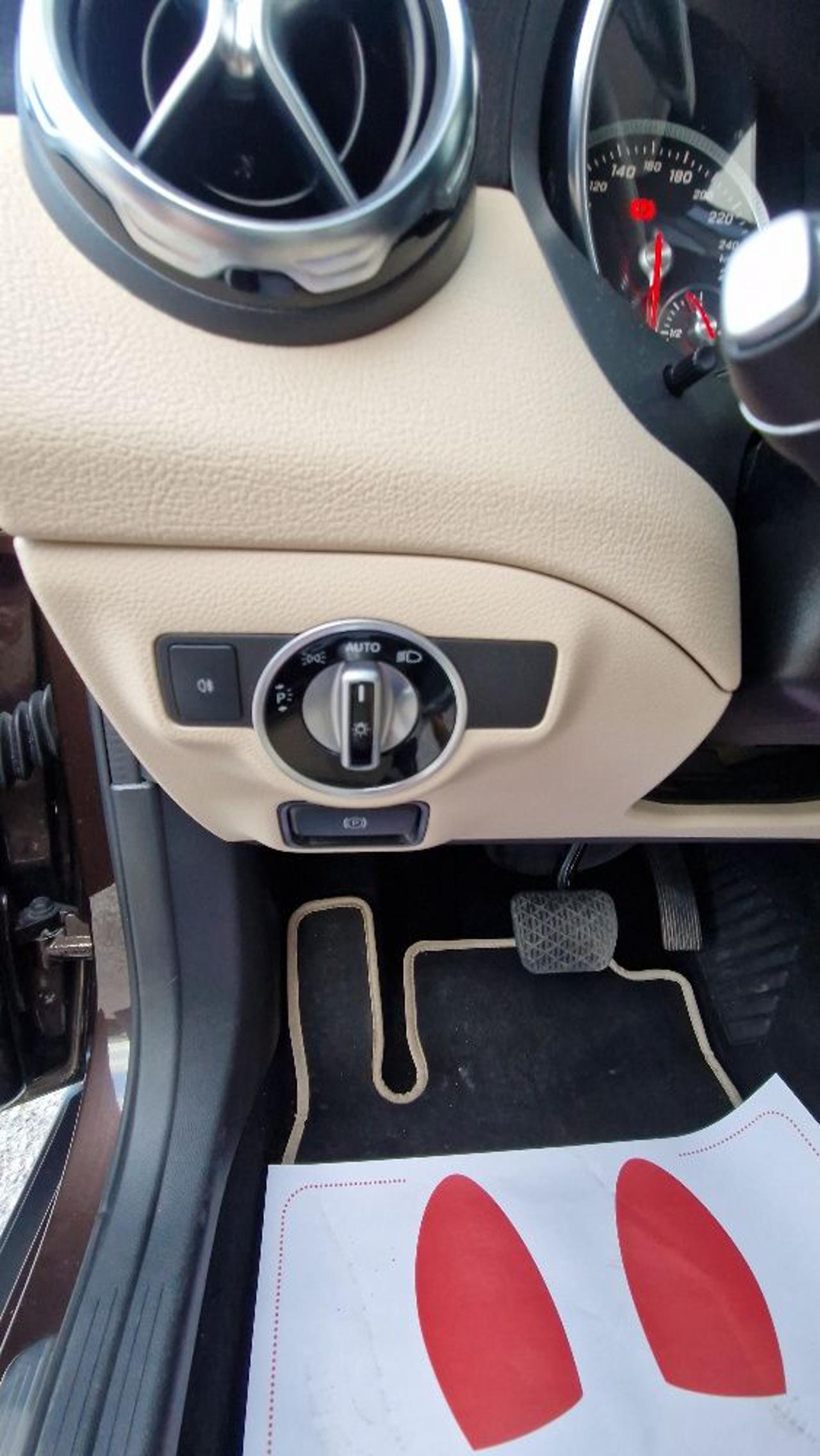 MERCEDES-BENZ GLA 180 d Automatic Premium - 13