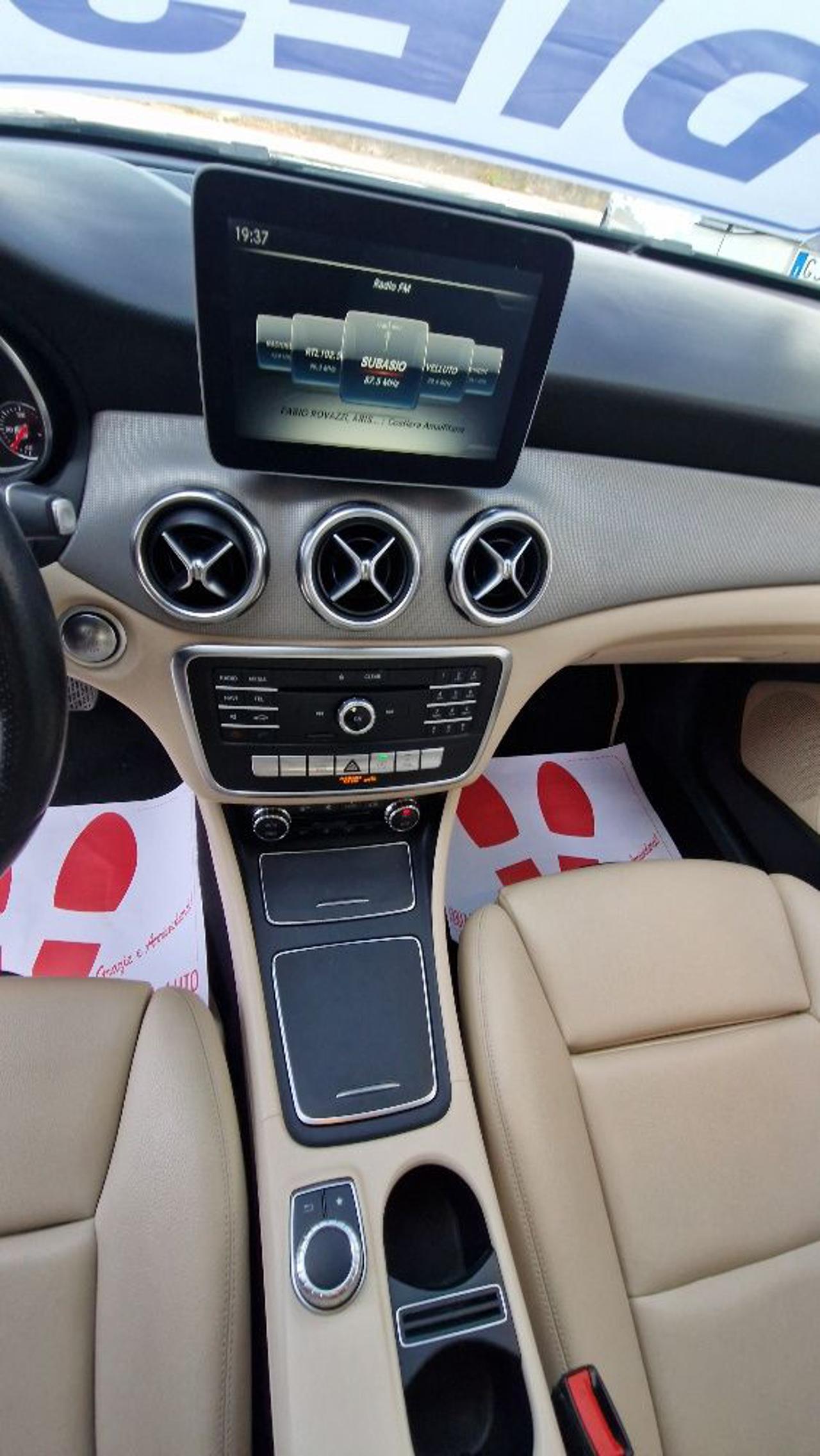 MERCEDES-BENZ GLA 180 d Automatic Premium - 17