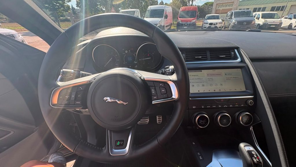 JAGUAR E-Pace 2.0D 150 CV AWD aut. R-Dynamic - 12