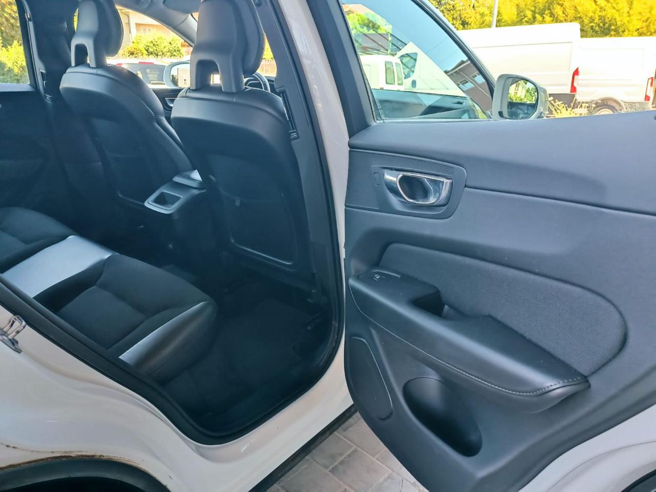VOLVO XC60 D4 AWD Geartronic Business - 16