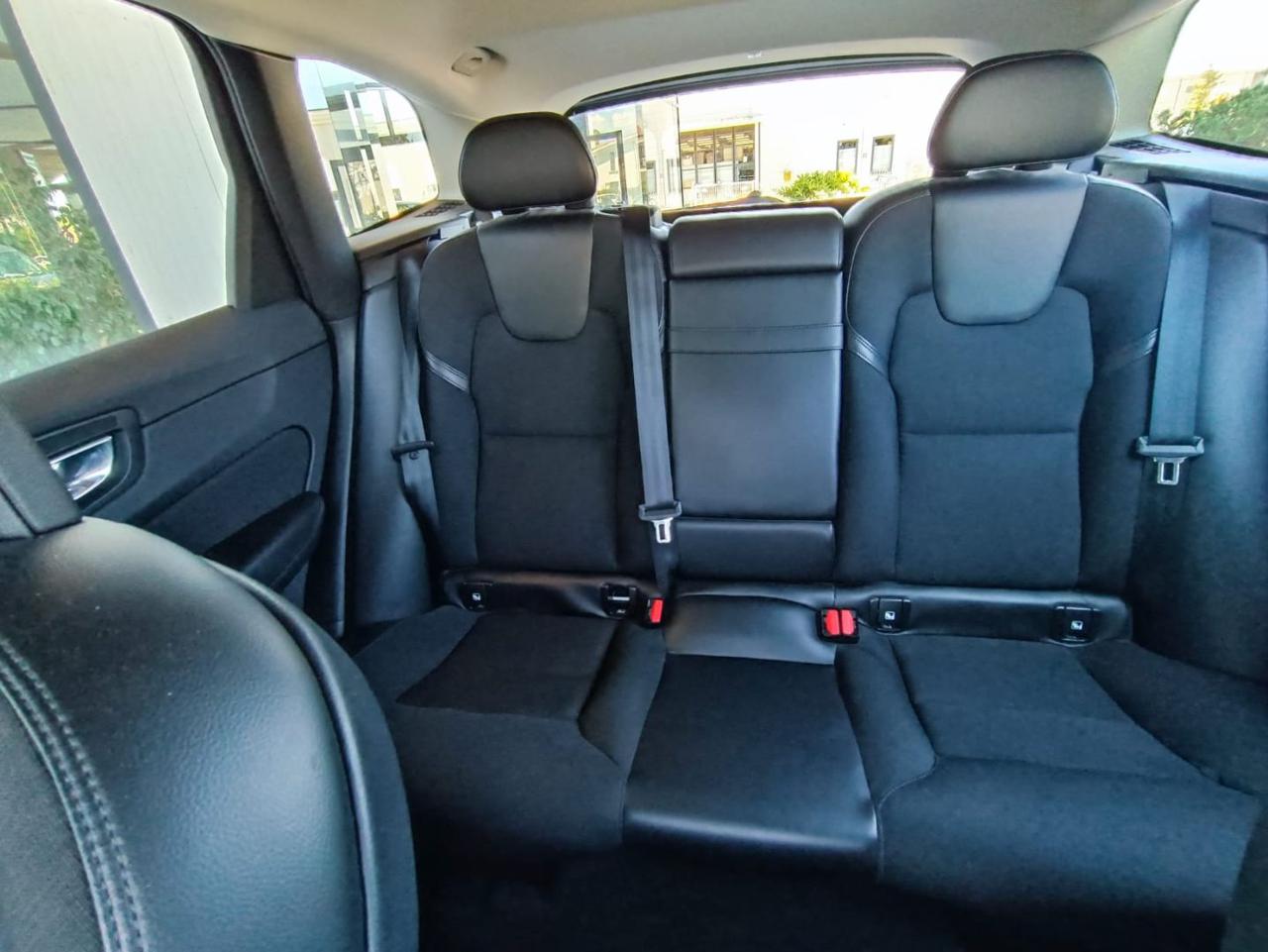 VOLVO XC60 D4 AWD Geartronic Business - 24