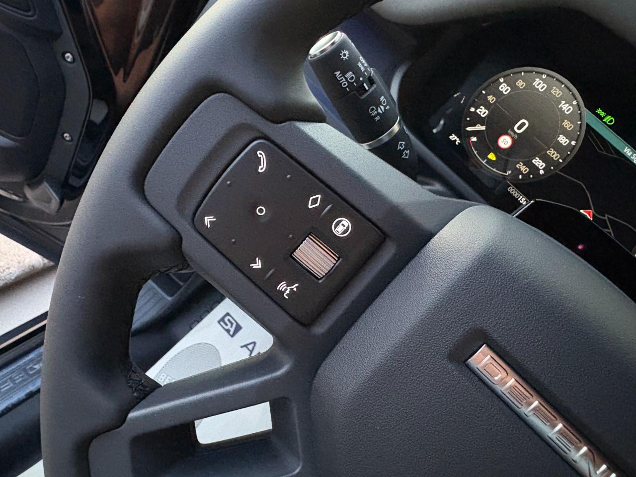 LAND ROVER Defender 110 3.0D I6 200 CV AWD Auto X-Dynamic SE TETTO PAN - 27