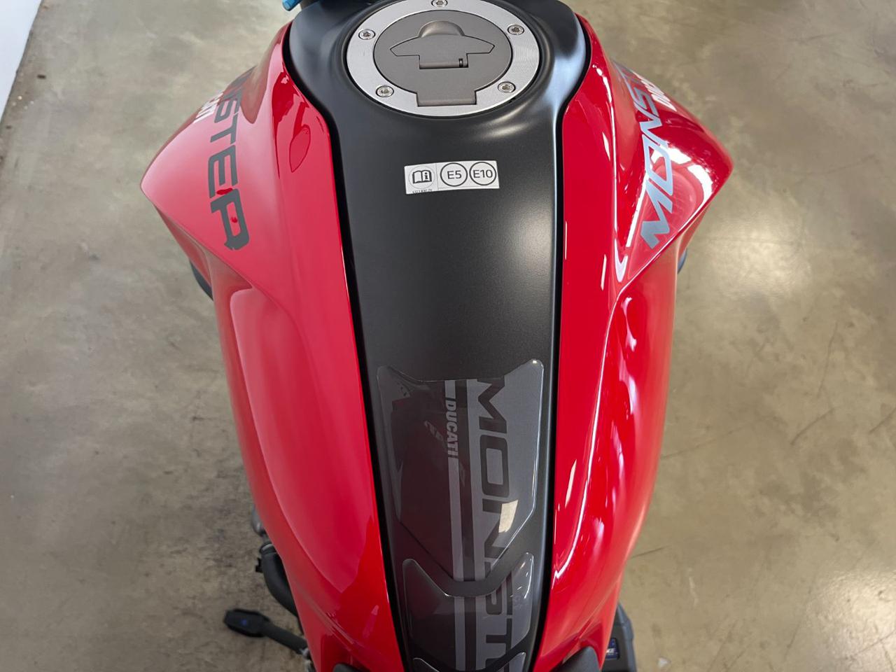 DUCATI Monster 937 PLUS RED - 10