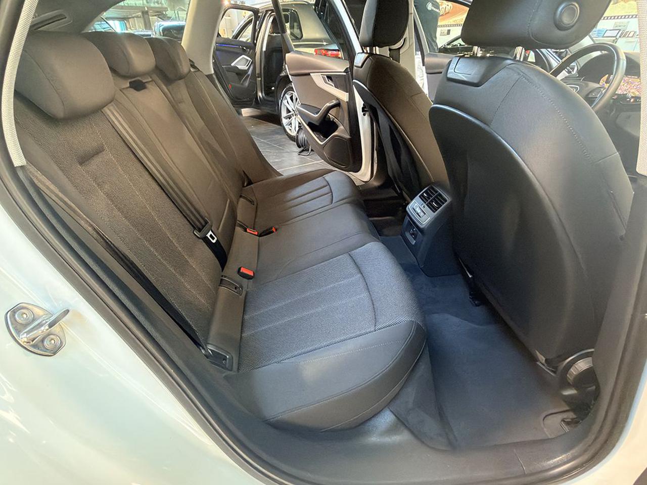 AUDI A4 35 TDI Avant S-Tronic Business Advanced - 19